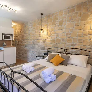 https://teona-luxury-apartments-with-jacuzzi.hotelinzadar.com