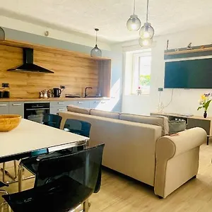 https://modern-apartment-with-fireplace-stylish-kitchen.in-istria.net